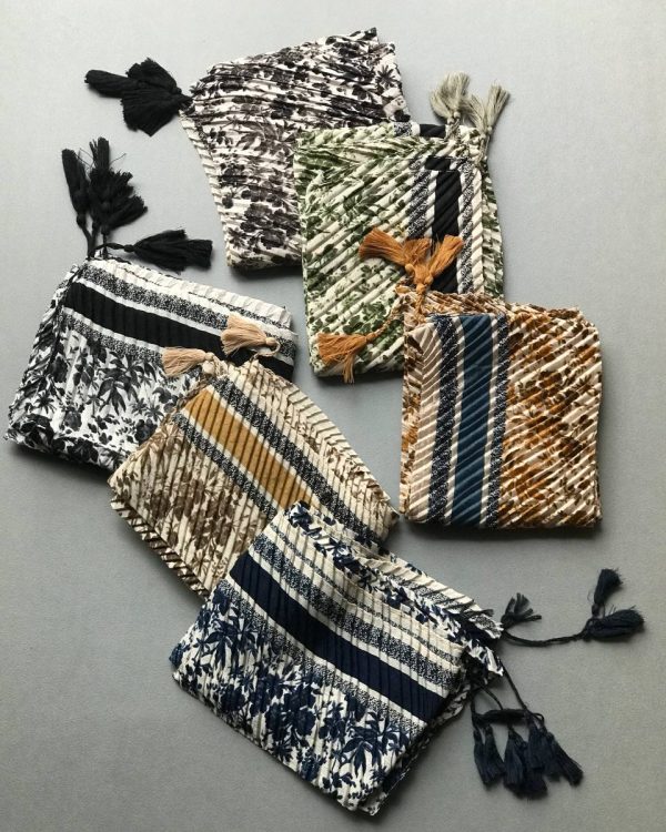 شال پلیسه منگوله دار