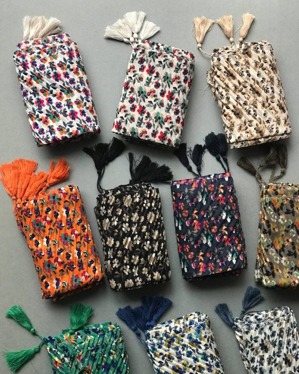 شال پلیسه منگوله دار