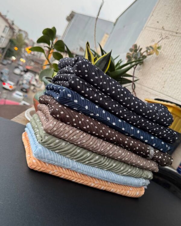 شال پلیسه منگوله سفید توپی نخی چاپی عمده (جین 8 تایی کد 943)