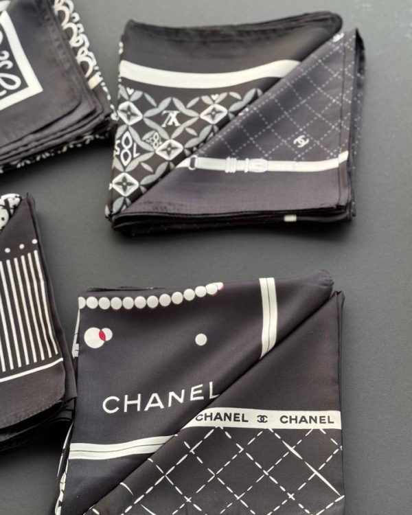 مدیوم اسکارف ساتن چاپی مشکی سفید (تکفروشی کد 678)