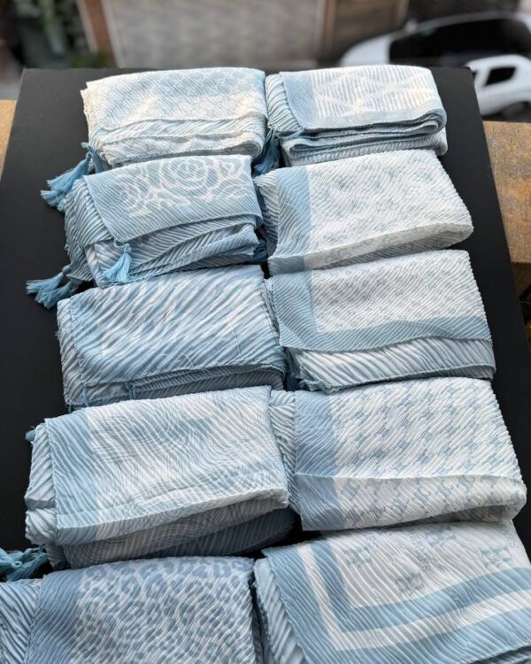 شال نخ اسلپ چاپی پلیسه ابی اسمانی(تکفروشی کد 838)