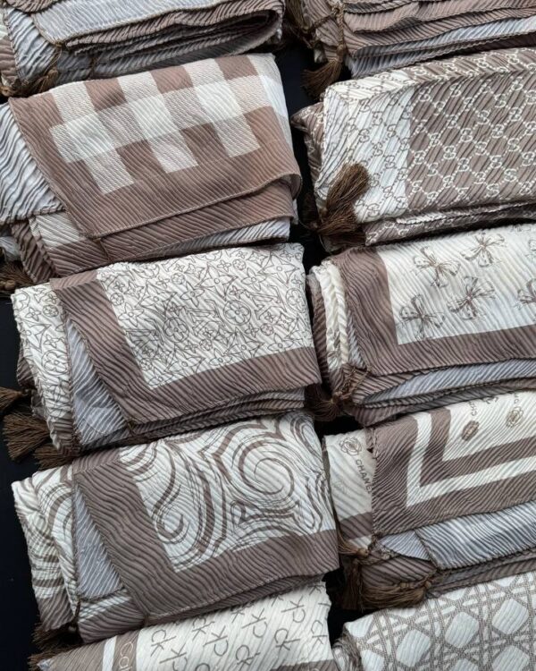 شال نخ اسلپ چاپی پلیسه کرم موکا(جین 10 تایی کد 875)