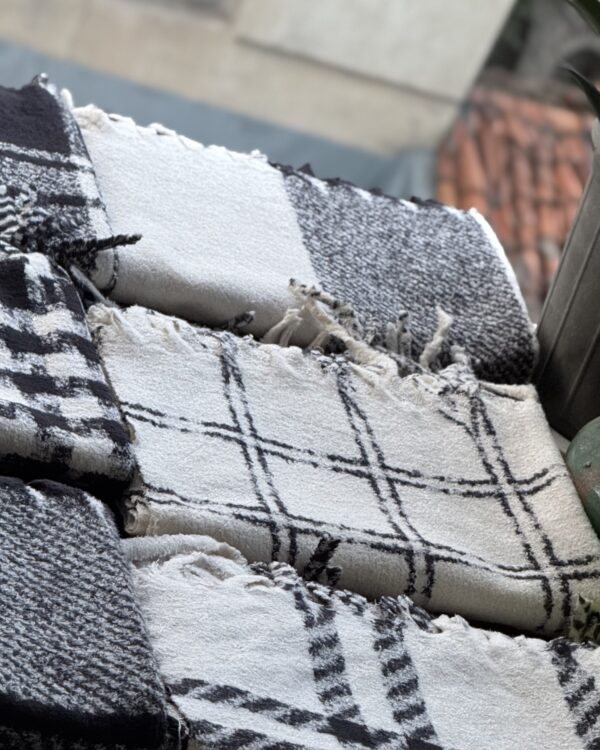 بیگ اسکارف موهر تدی دو رو مشکی سفید عمده (جین 6 تایی کد 1107)