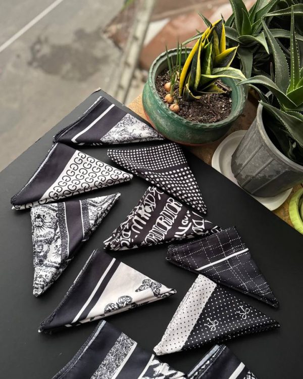 مینی اسکارف نخی پاییزه طرح مشکی سفید عمده (جین 10 تایی کد 1031)