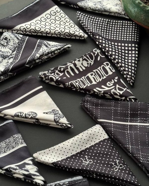 مینی اسکارف نخی پاییزه طرح مشکی سفید(تکفروشی کد 1030)