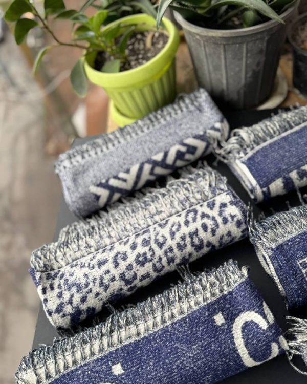 شال موهر سورمه ای سفید دو رو ریشه دار گرم بالا عمده (جین کد 991)