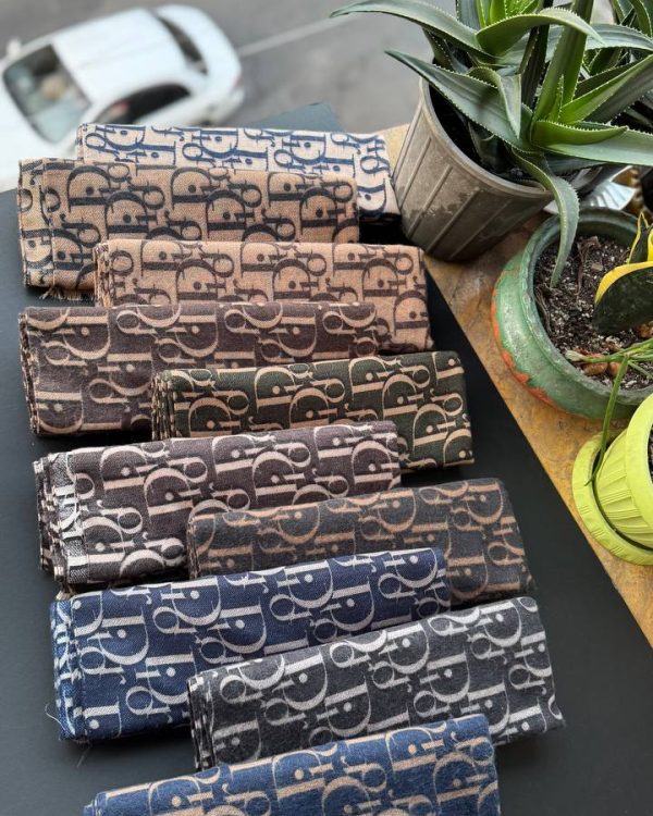 شال موهر کیریستین دیور نوشته شده دور دوخت پاییزه عمده (جین 10 تایی کد 1047)