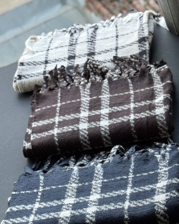 شال موهر حوله ای طرح باربری سه رنگ ریشه دار چهار خونه ریز(تکفروشی کد 1108)